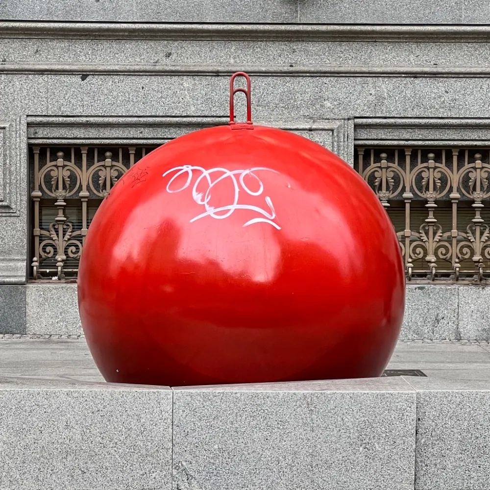 BOLA CON GRAFITTI ROJA