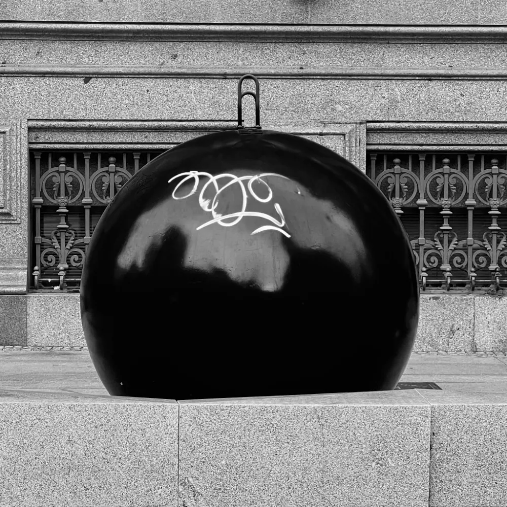 BOLA CON GRAFITTI