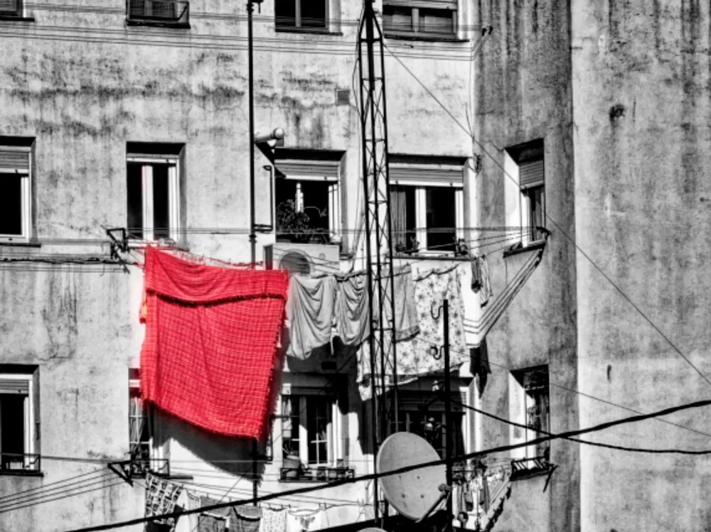 ROPA TENDIDA EN ROJO