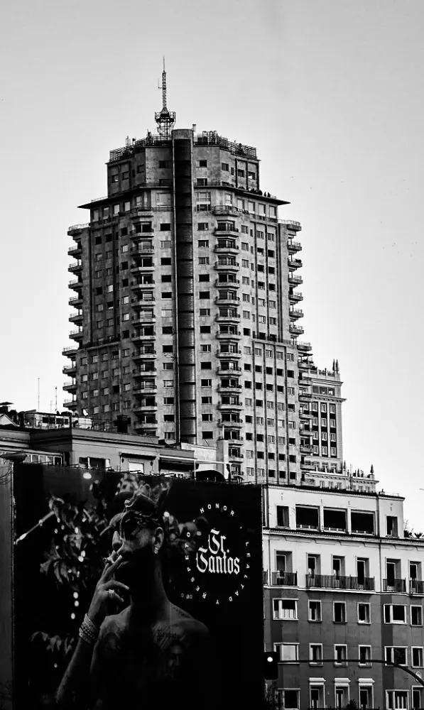 TORRE DE MADRID SIN NUBES